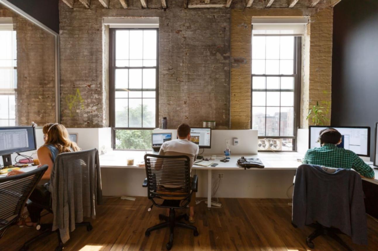 Studenti diskutující během workshopu o finančních strategiích