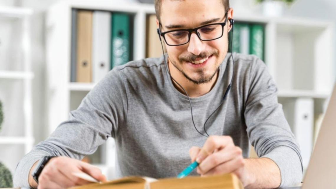 Detail finančních grafů a analytických nástrojů používaných během výuky